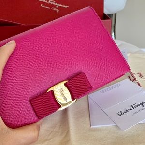Ferragamo vara wallet on chain crossbody pink